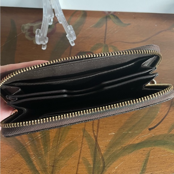 Michael Kors Brown “Jet Set”Wristlet Wallet - Picture 3 of 17